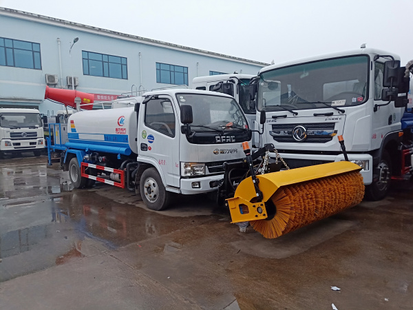東風5方多功能灑水車（帶滾掃和噴霧機）