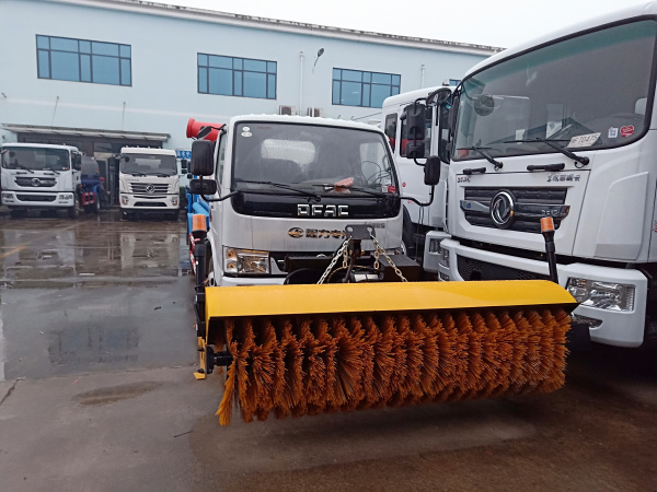 東風5方多功能灑水車（帶滾掃和噴霧機）