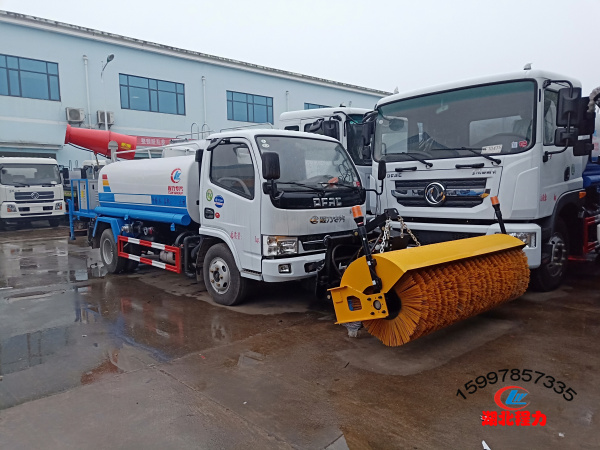 東風5方多功能灑水車（帶滾掃和噴霧機）