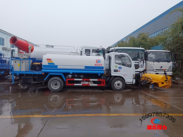 東風5方多功能灑水車（帶滾掃和噴霧機）