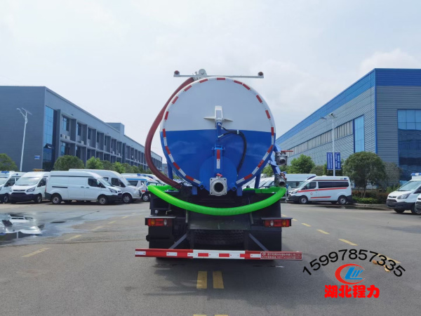 國(guó)六東風(fēng)D17后雙橋吸污車（18方）